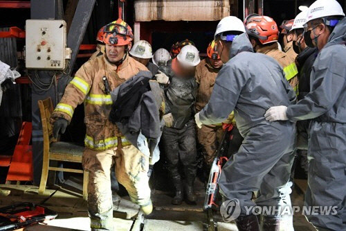 경북 봉화군 아연 채굴 광산 매몰사고 열흘째인 4일 오후 11시께 구조 당국은 고립됐던 작업자 2명이 생환했다고 밝혔다. 사진은 이날 생환한 고립자들이 밖으로 나오는 모습.  [소방청 제공=연합뉴스]